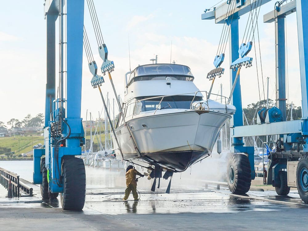 bateau en carénage aux antilles. Il est pulvérisé à haute pression